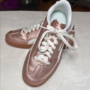 Puma Club II Era metallic rose gold/white sneaker, size 6